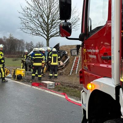 KFV Bodenseekreis: Verkehrsunfall: Feuerwehr befreit Fahrerin aus Zwangslage