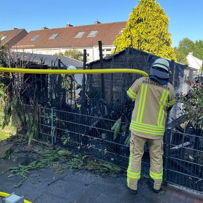 FW Bremerhaven: Heckenbrand breitet sich auf Gartenhäuser aus