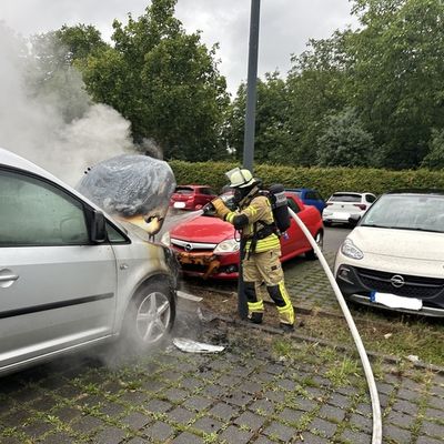 FW Weinheim: Brennender PKW in der Röntgenstraße und ausgelöste Brandmeldeanlage am Vormittag