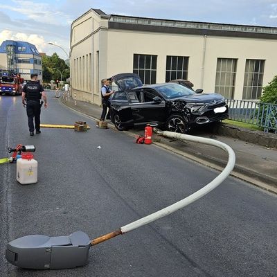 FW-PL: Schwerer Alleinunfall auf der Herscheider Straße - Einsatzkräfte mehrere Stunden gebunden