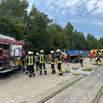 FW-AUR: Feuerwehr und Rettungsdienst trainieren komplexe Unfallszenarien