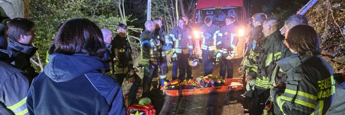 FW-EN: Wetter - Löscheinheit Volmarstein trainiert anspruchsvolle Menschenrettung am Abhang