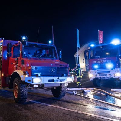 FW LK Neunkirchen: Großbrand in Wellesweiler Fitnessstudio