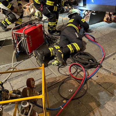 FW-M: Straßenbahn entgleist in Haltestelle (Schwabing)