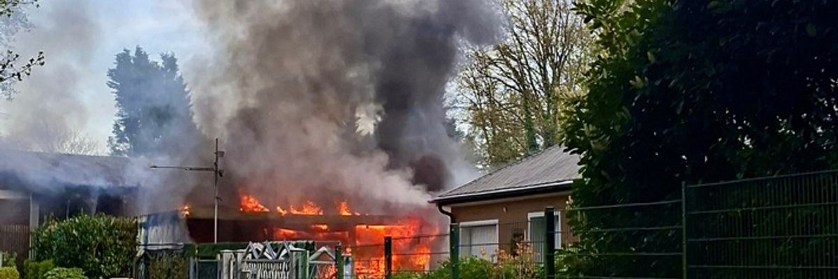 FW Hünxe: Brand eines Carports - Übergreifen der Flammen durch Feuerwehr verhindert
