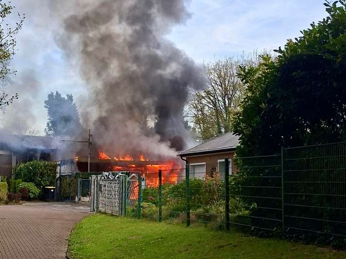 FW Hünxe: Brand eines Carports - Übergreifen der Flammen durch Feuerwehr verhindert
