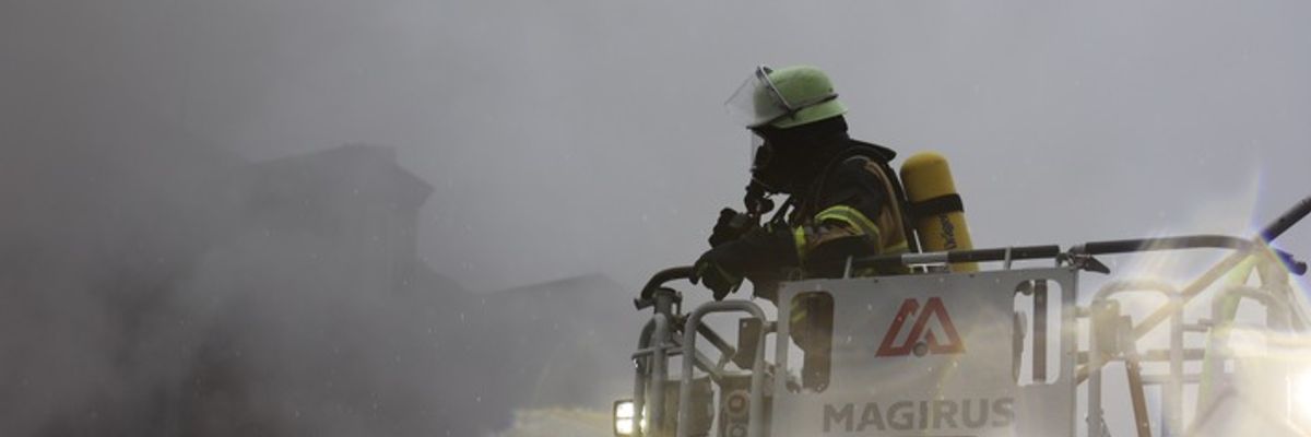 FW-E: Großbrand auf Schrottplatz