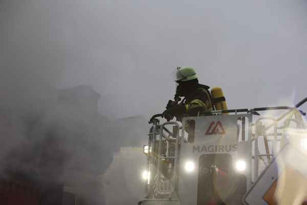 FW-E: Großbrand auf Schrottplatz
