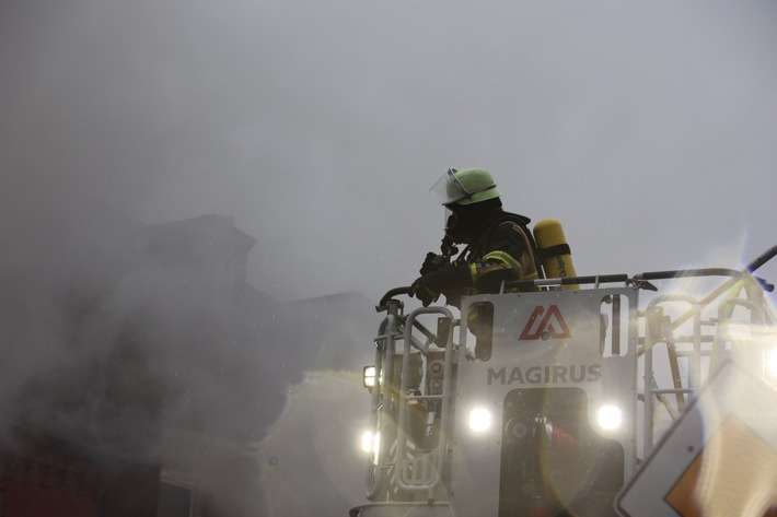 FW-E: Großbrand auf Schrottplatz