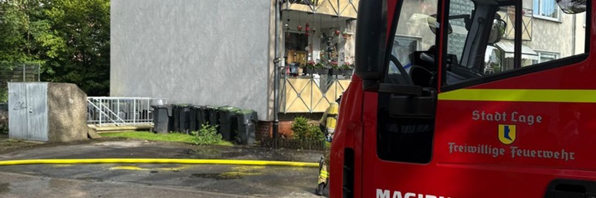 FW Lage: Balkonbrand in Mehrfamilienhaus