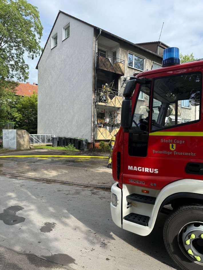 FW Lage: Balkonbrand in Mehrfamilienhaus