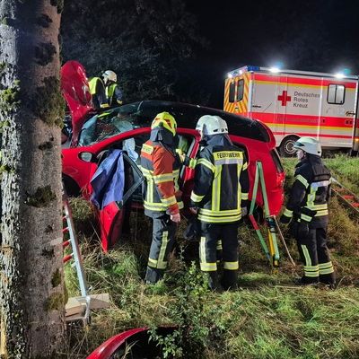FW VG Westerburg: PKW prallte frontal gegen Baum - Feuerwehr sichert Fahrzeug mit technischem Gerät