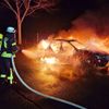 FW Celle: Pkw brennt in Altencelle in Vollbrand