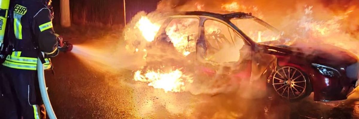 FW Celle: Pkw brennt in Altencelle in Vollbrand
