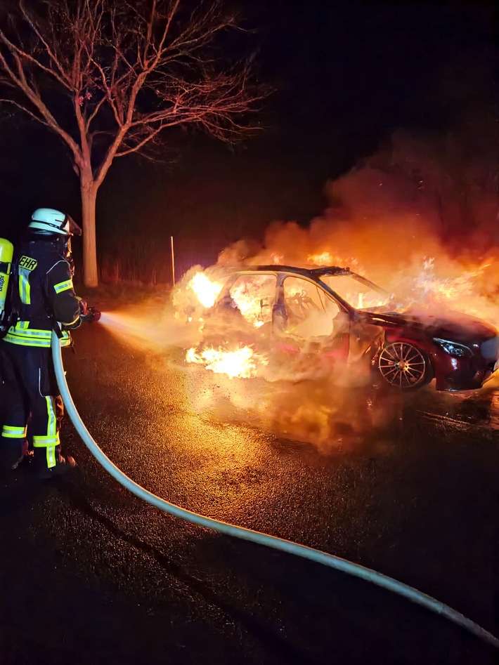 FW Celle: Pkw brennt in Altencelle in Vollbrand