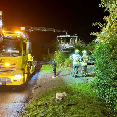 FW Hünxe: Pkw landet im Vorgarten auf dem Dach