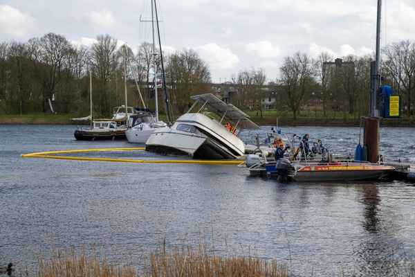 FW-RD: Feuerwehreinsatz am Büdelsdorfer Yacht Club: Katamaran droht zu sinken
