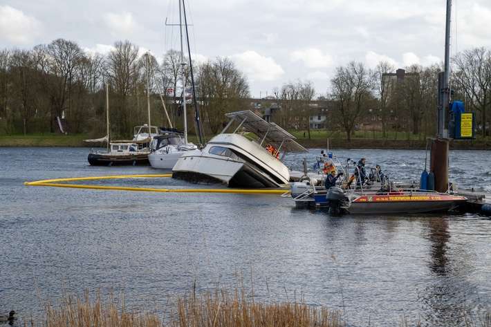FW-RD: Feuerwehreinsatz am Büdelsdorfer Yacht Club: Katamaran droht zu sinken