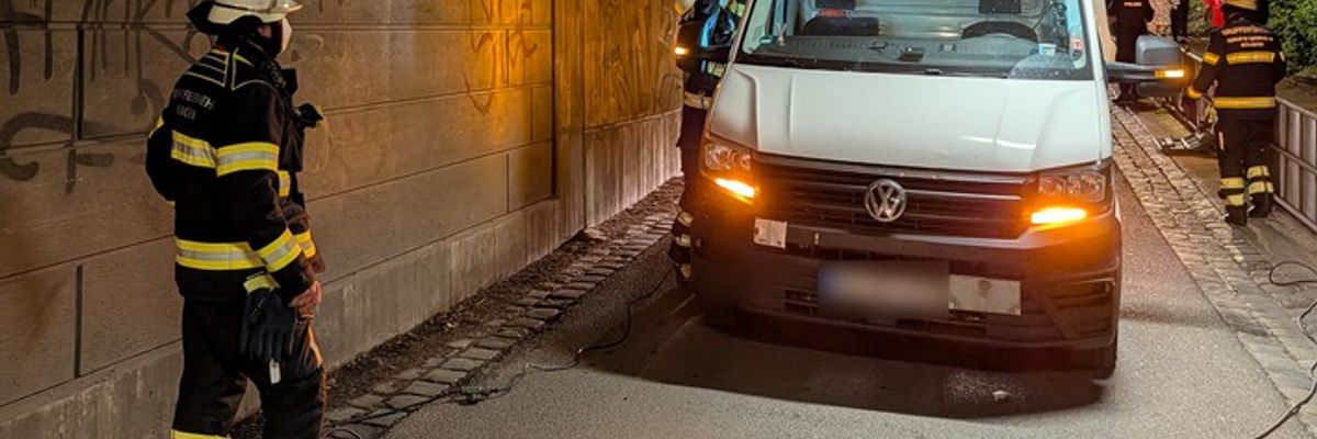 FW-M: Transporter steckt in Unterführung fest (Untermenzing)