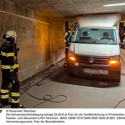 FW-M: Transporter steckt in Unterführung fest (Untermenzing)