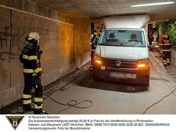 FW-M: Transporter steckt in Unterführung fest (Untermenzing)