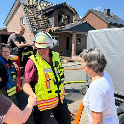 FW-WRN: Feuerwehr beendet aufwändigen Brandeinsatz an der Lessingstraße nach knapp 24 Stunden