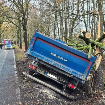 FW Südheide: LKW kommt von Straße ab und kippt um - Fahrer beleibt unverletzt