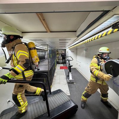 FW Weinheim: Belastung unter Druck-Feuerwehrleute in der Atemschutzstrecke
