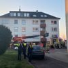 FW Lehrte: Brennender Stuhl auf Balkon löst Großeinsatz aus