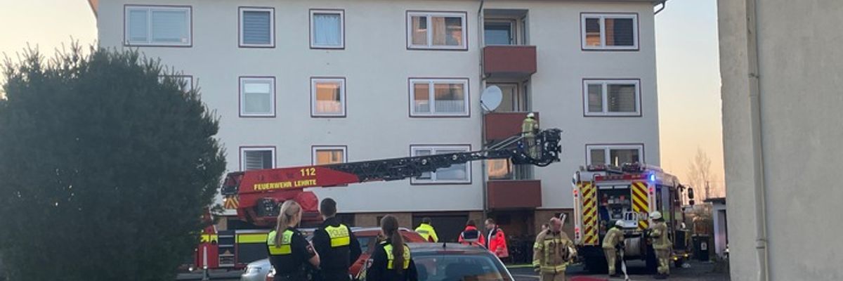 FW Lehrte: Brennender Stuhl auf Balkon löst Großeinsatz aus
