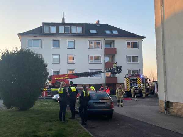 FW Lehrte: Brennender Stuhl auf Balkon löst Großeinsatz aus