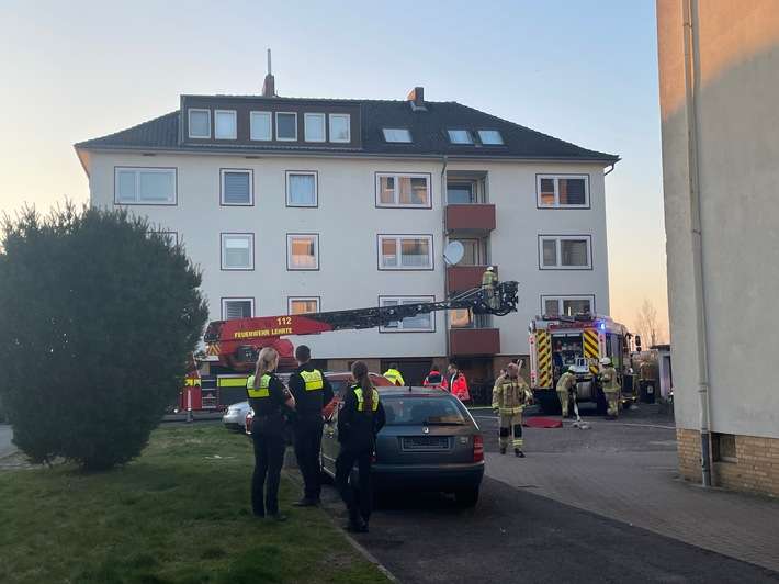 FW Lehrte: Brennender Stuhl auf Balkon löst Großeinsatz aus