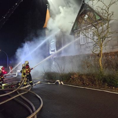 FW-ROW: Wohnhausbrand in Rotenburg - Großbrand in der Nacht