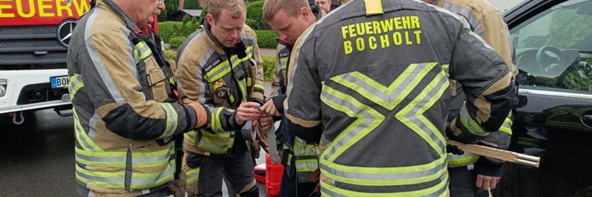 FW Bocholt: Tier aus misslicher Lage befreit - Feuerwehr öffnet Pkw