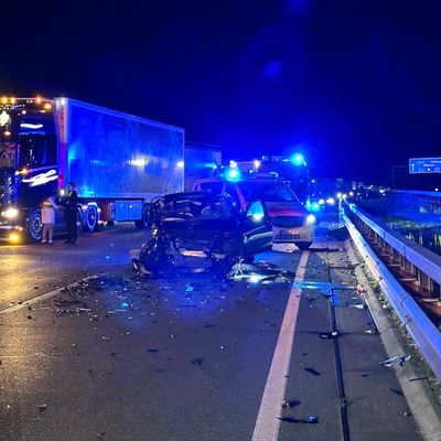 FW-ROW: Schwerer Verkehrsunfall mit brennendem Pkw