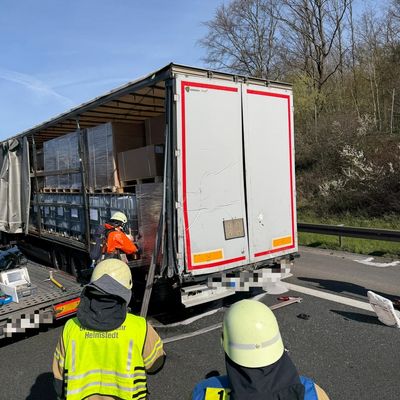 FW Helmstedt: Verkehrsunfall LKW, auslaufende Flüssigkeiten