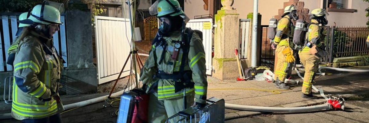 FW Weinheim: Zweitmeldung: Kellerbrand in Weinheim. Flammen und dichter Rauch in der Hildastraße