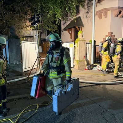 FW Weinheim: Zweitmeldung: Kellerbrand in Weinheim. Flammen und dichter Rauch in der Hildastraße