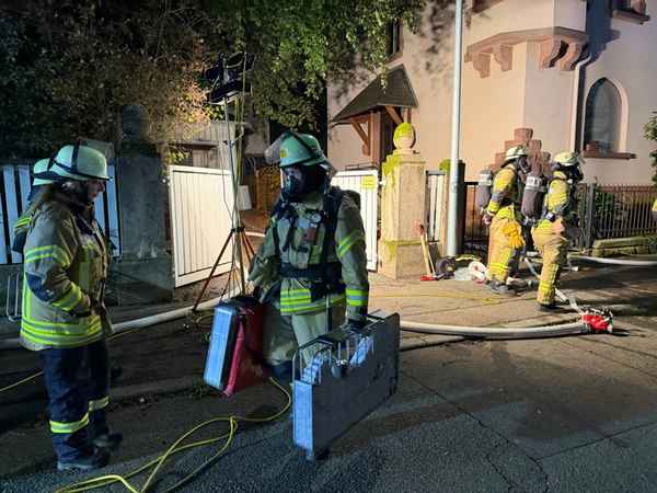 FW Weinheim: Zweitmeldung: Kellerbrand in Weinheim. Flammen und dichter Rauch in der Hildastraße