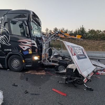 FW Bad Oeynhausen: LKW fährt auf Autobahn in Baustellenabsicherung