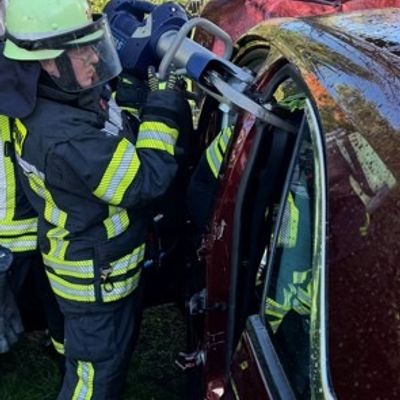 FW-BN: Feuerwehr und Rettungsdienst retten zwei Personen aus einem verunfallten PKW