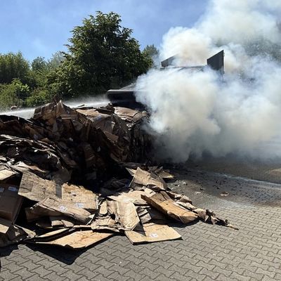 FW-NE: Feuer an einer Gewerbehalle | Brennender Presscontainer abgelöscht