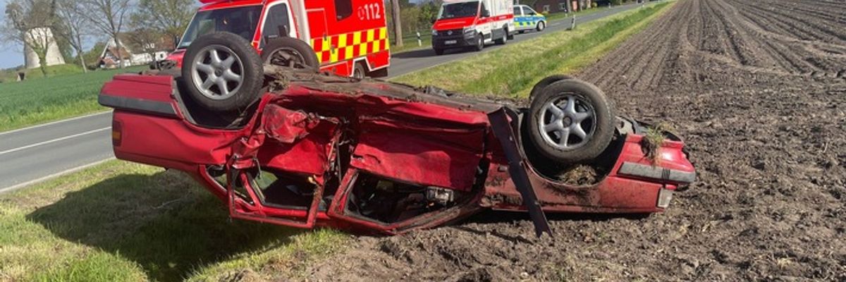 FW Petershagen: PKW liegt nach Verkehrsunfall auf dem Dach