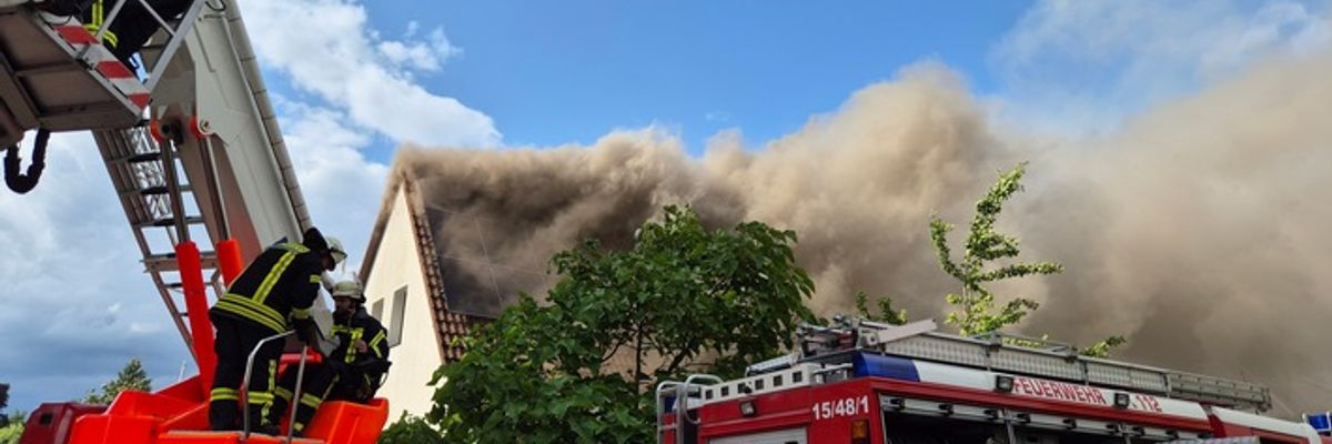 FW Südheide: Schuppenbrand greift auf Dachstuhl über-Feuerwehren in Hermannsburg im Großeinsatz
