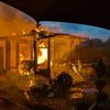FW-WRN: Brand eines Gartenhauses drohte auf Wohnhaus überzugreifen