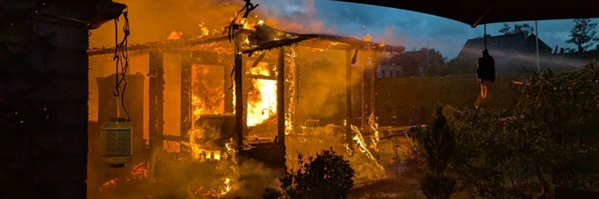 FW-WRN: Brand eines Gartenhauses drohte auf Wohnhaus überzugreifen