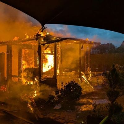 FW-WRN: Brand eines Gartenhauses drohte auf Wohnhaus überzugreifen