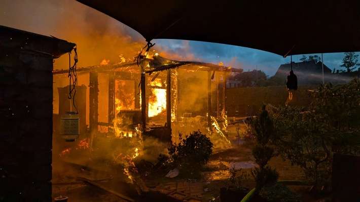 FW-WRN: Brand eines Gartenhauses drohte auf Wohnhaus überzugreifen