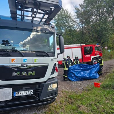 FW-AR: Wasser, Drohnen, Riegelstellung: Feuerwehr Arnsberg simuliert Ernstfall im Wald