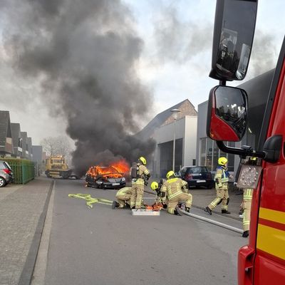 FW Gronau: Brand eines Fahrzeugs in einer Werkstatt und ein arbeitsreicher Tag für die Feuerwehr